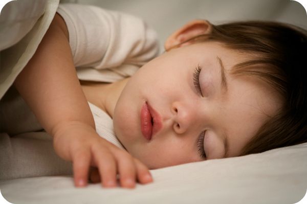 bébé grince des dents dans son sommeil