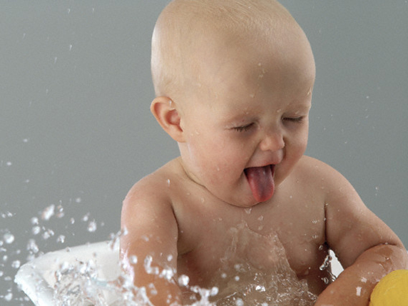 hygiène d'un garçon nouveau-né