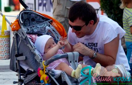 nous attirons papa pour prendre soin d'un enfant