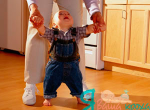 tenir le bébé par les mains et marcher avec lui