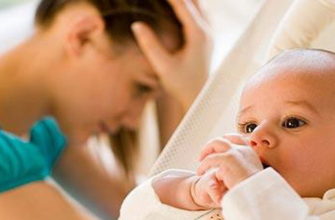 femme déprimée après l'accouchement