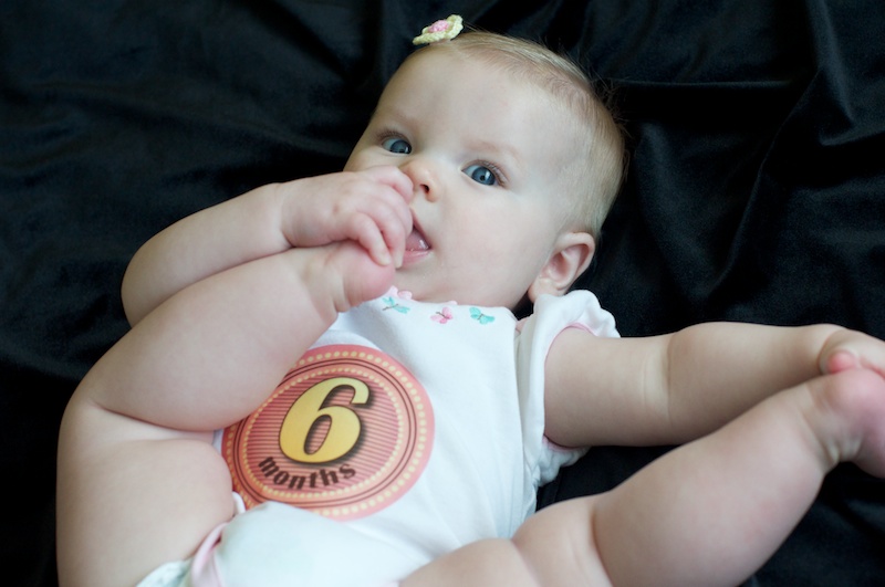 ce qu'un enfant peut et devrait être capable de faire à 6 mois
