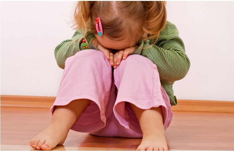 bébé qui pleure à la maternelle