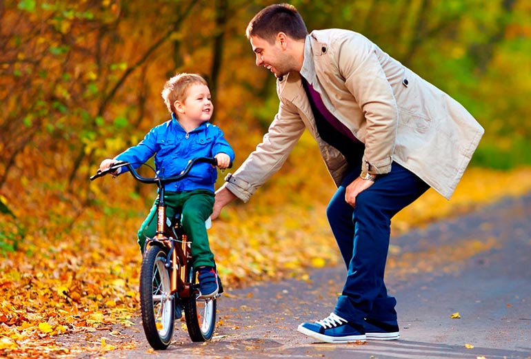 l'enfant apprend à faire du vélo