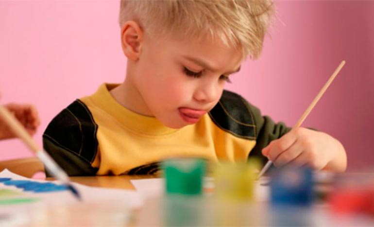 l'enfant est passionné de dessin