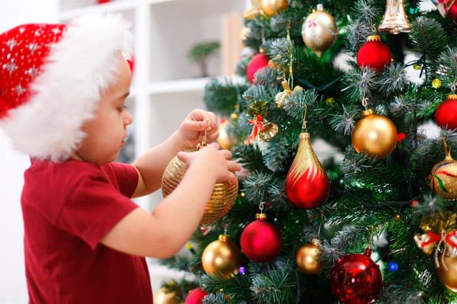 Sapin de Noël dans l'appartement où il y a des petits enfants