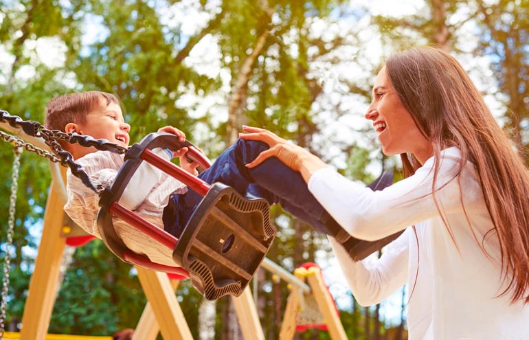 garçon sur une balançoire
