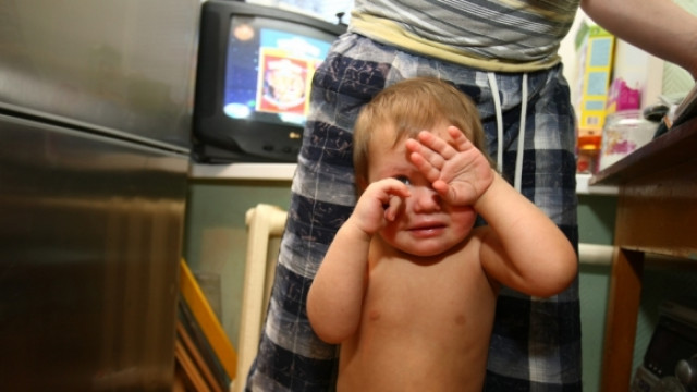 père gronde l'enfant