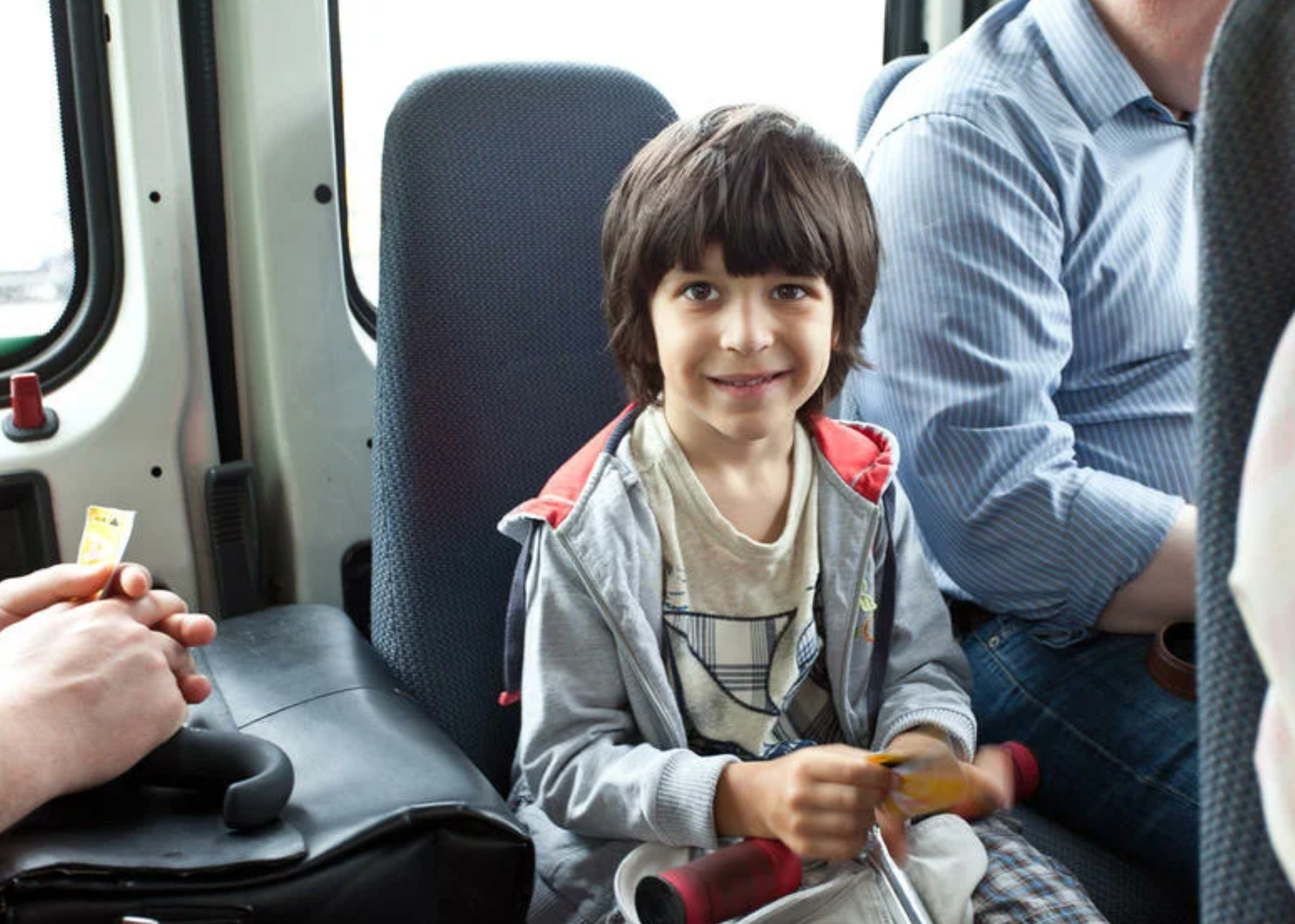les enfants des transports publics doivent s'asseoir