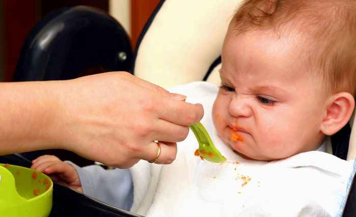 Le moment est venu d'introduire des céréales et de la purée de pommes de terre dans l'alimentation. Mais le bébé a catégoriquement refusé d'essayer de nouveaux aliments. Ma fille a pleuré, craché et agité les mains. J'ai eu un choix difficile: la forcer à manger par la force ou ne pas écouter qui que ce soit et continuer à allaiter? Aujourd'hui, je partagerai l'amère expérience de l'introduction de la première alimentation.