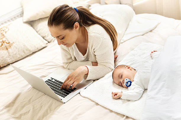 bébé dort maman travaille