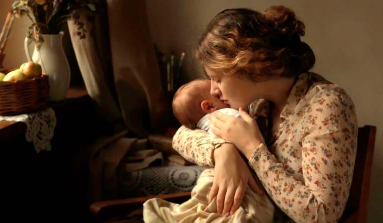 maman berce le bébé