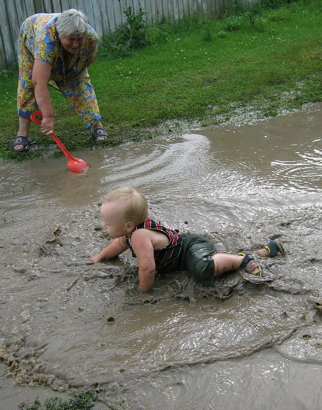 bébé dans une flaque d'eau