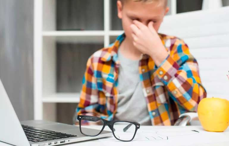 enfant devant l'ordinateur